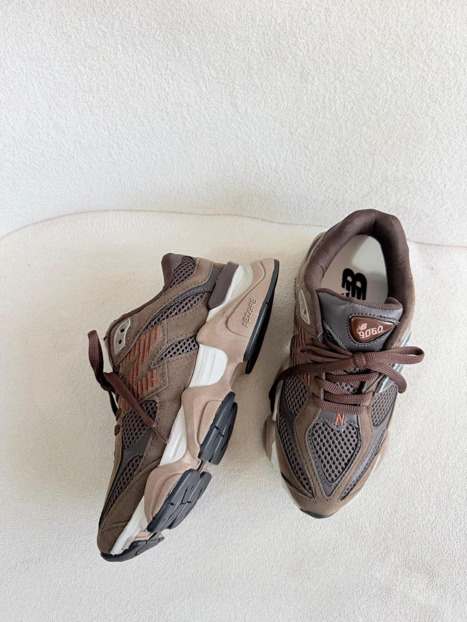 TÊNIS NEW BALANCE 9060 - MARROM